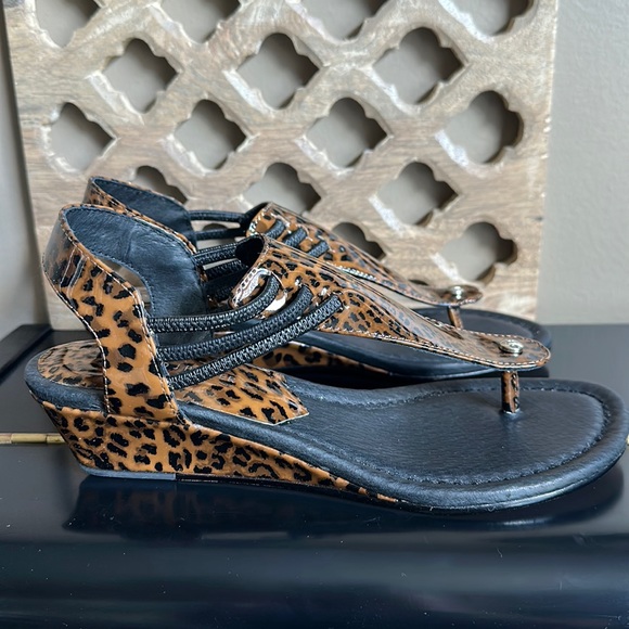 NEW! DONALD J PLINER LEOPARD WEDGE SANDALS - Picture 5 of 10